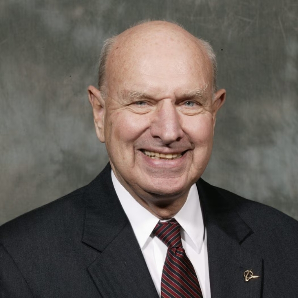 Ambassador Thomas R. Pickering portrait smiling